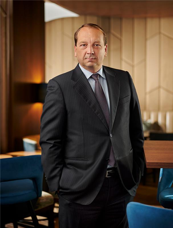 MET PORTRE PETER POZSGAI 26