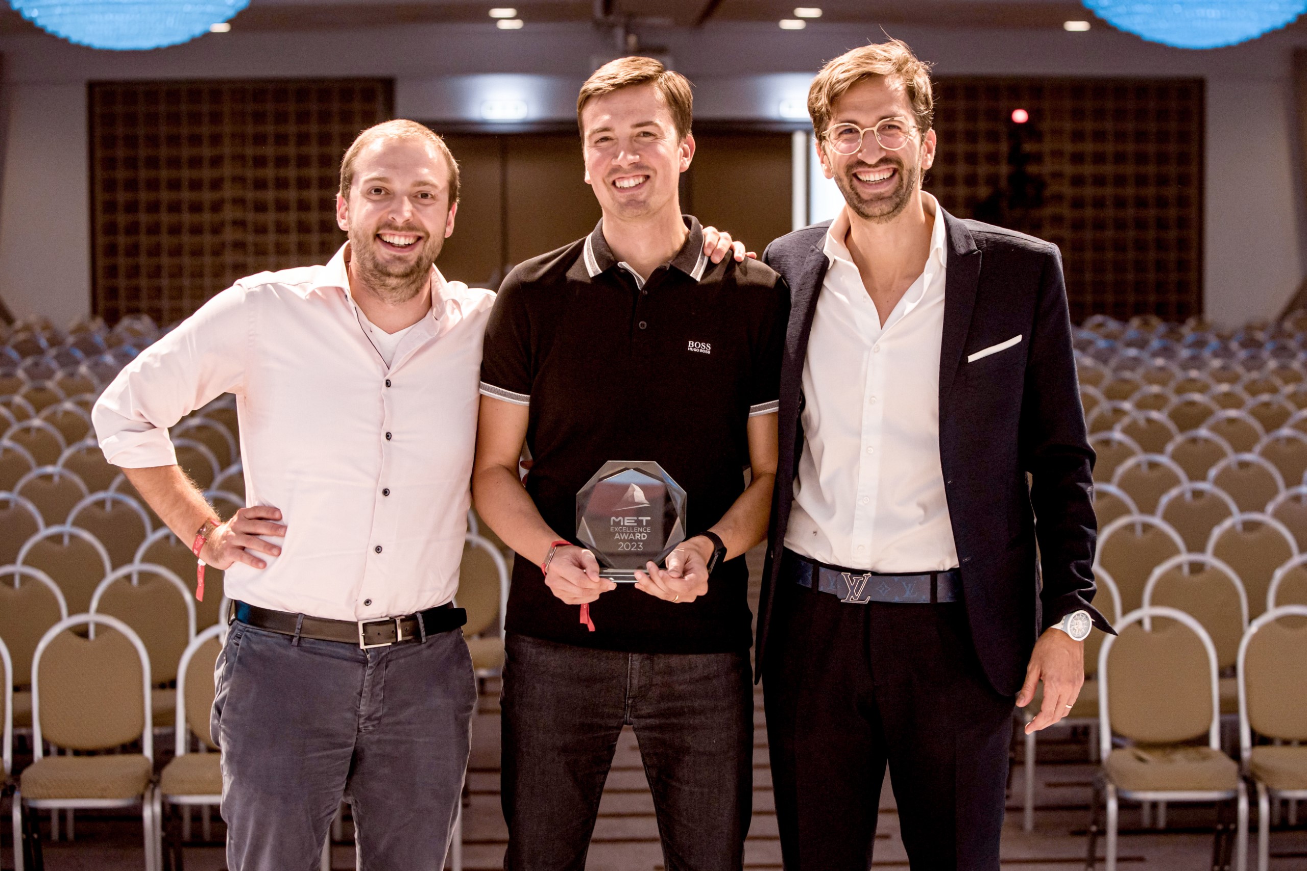 Roberto Excellence Award Photo1 (1)